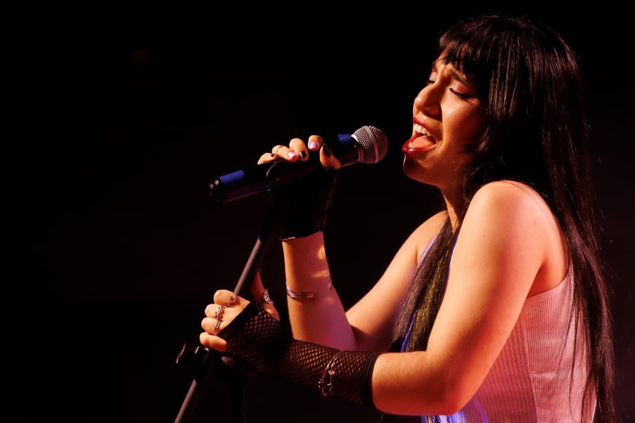 Alíria Minori interpretando no palco
